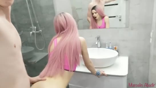 Девушку классно отымели в попу раком в ванной 1