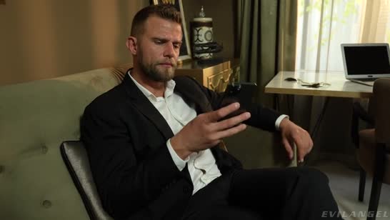 Мужик загипнотизировал красотку на анальный секс 1