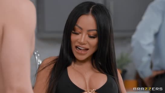 Большие сиськи CJ Miles в откровенном платье сделали свое дело 1