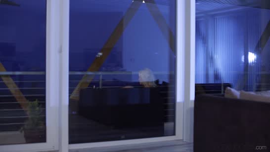 Парень соблазнил девушку и трахнул на фоне красивого вида