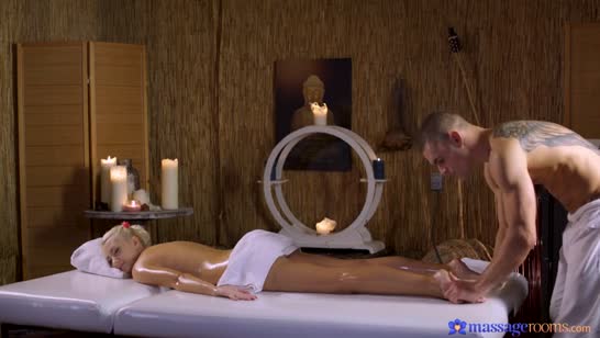 Масляное тело Хелены Мёллер не давала массажисту покоя 2