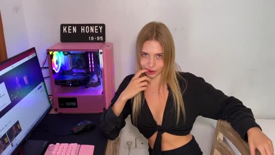 Парень выгнал девушку из-за компа и напихал ей в рот