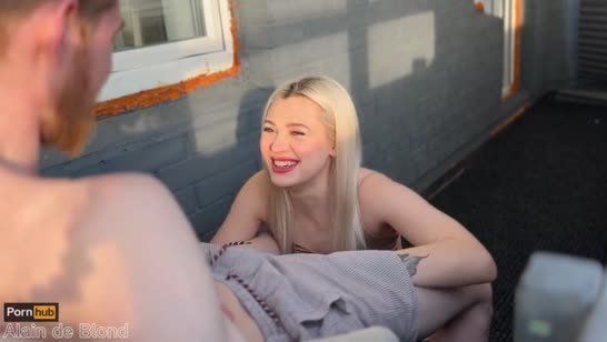 Покорно оформила минет и трахнулась возле окна 1