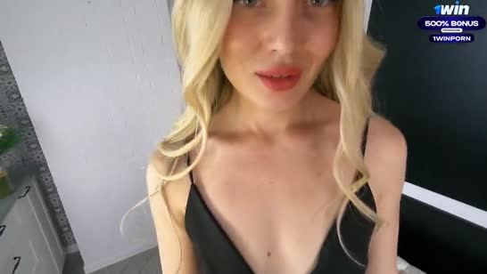 Сексуальное платье женушки не оставило мужа равнодушным