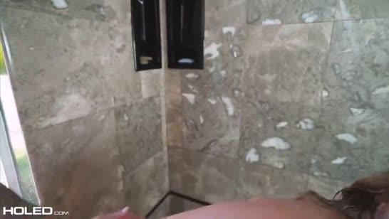 Муж пристроился к своей влажной жене прямо в душе