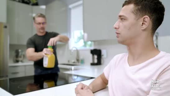 Мамка с большими дойками стонет от члена в дырке 1