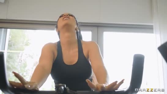 Спортивная попа в прозрачных колготках не осталась без внимания