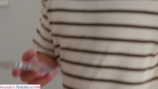 Capri Cavanni одела красивое белье и позвонила любовнику 2