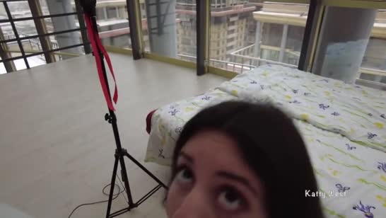 Чика в коротких шортиках снимает страстную домашку