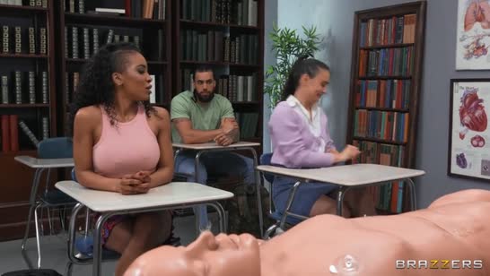 Студенты прямо в аудитории устроили групповой разврат 1