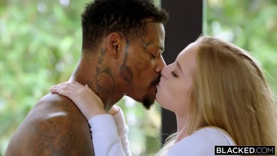 Спортивная красотка пришла к негру потренироваться 1