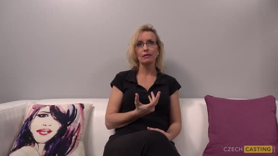 Зрелая блондинка решила показать себя в порнухе