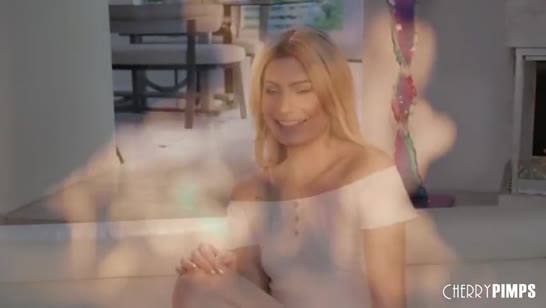 Симпатичную молодую блонду красиво прокатили на пенисе