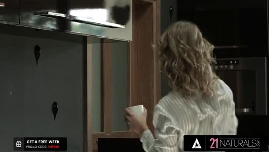 Горячая женушка блондинка разгуливает по квартире голая 1