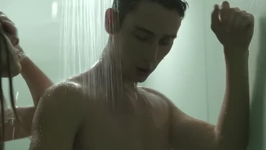 Влажная худенькая чика шпилится с парнем в душе 2