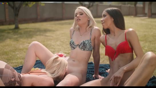 Девочки оголились на лужайке и начали ласкаться