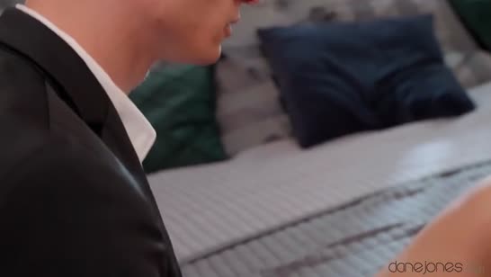 Lady Dee одела стринги и вертит попкой на кровати