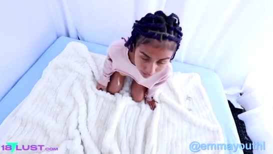 Молодая девка с масляной попкой снимает классную домашку