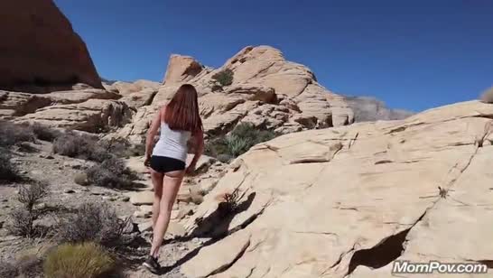 Грудастая девочка снимает любительский трах с самцом в горах