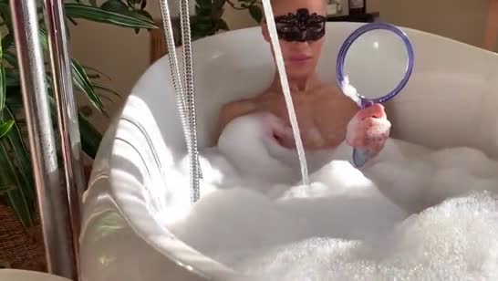 Красотка блондинка делает минет от первого лица в ванной 1