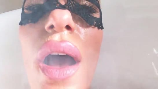 Красотка блондинка делает минет от первого лица в ванной 2