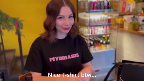 Симпатичная девушка покорно берет за щеку на кухне 1