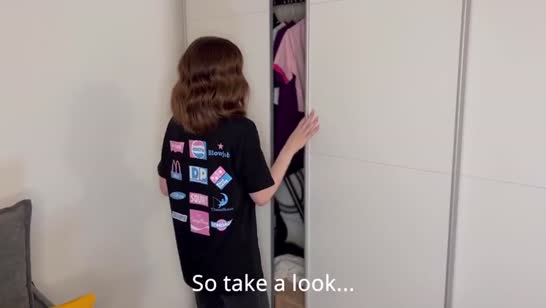 Симпатичная девушка покорно берет за щеку на кухне 2