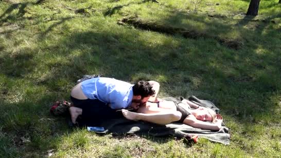 Парочка замутила порно пикник в тихом месте