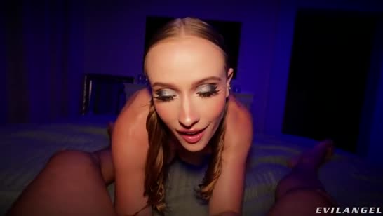 Красивую Scarlet Chase чпокают большим членом в анал 1