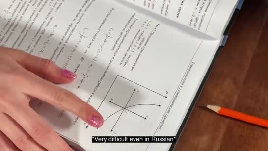 Блондинка очень откровенно расстегнула блузку 1