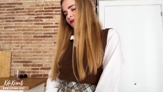Чел натягивает русскую блондинку не снимая одежды 1