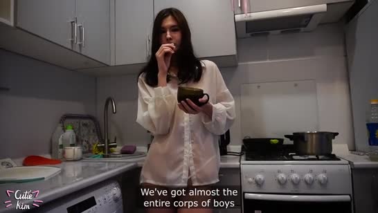 Уболтал худенькую девочку и она устроила ему домашнее соитие 2