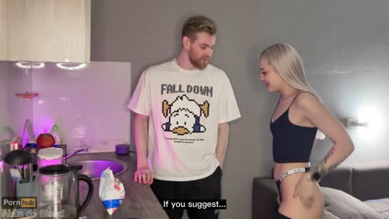 Девушка сама оголяется перед другом и берет за щеку 1