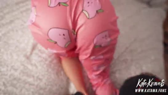 Деваха балуется с секс игрушкой и устраивает порево 1