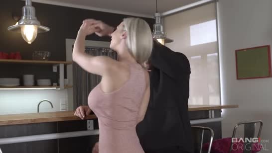 Nathaly Cherie с большими сиськами красиво берется за член 1