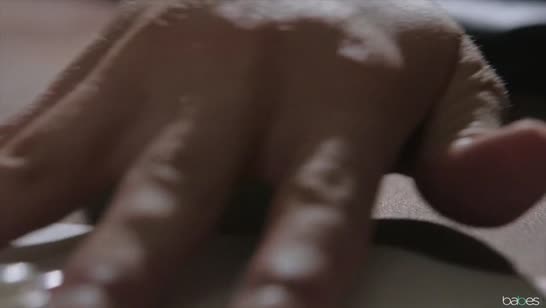 Мужик красиво пялит большим членом двух милых девушек 1